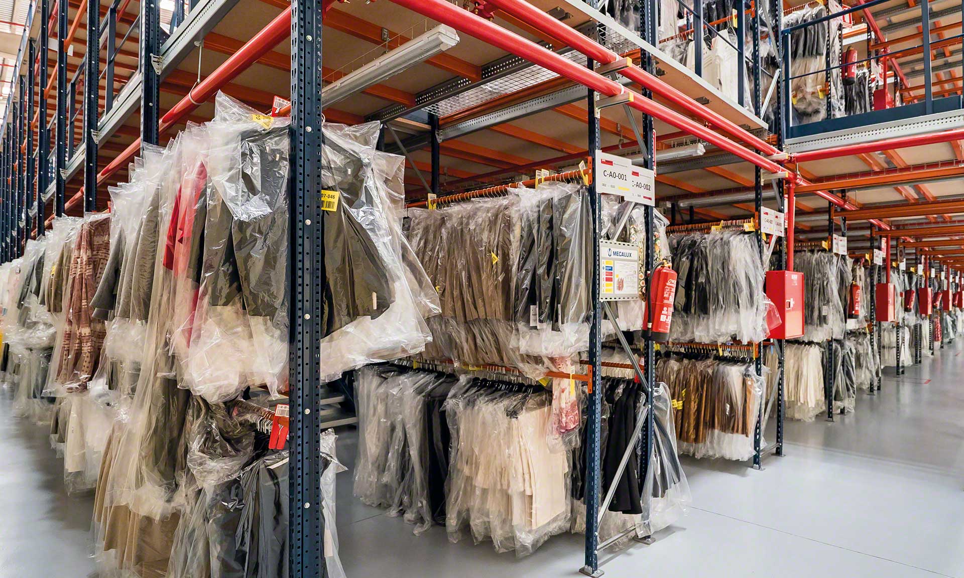 Warehouse clothing racks: how to store garments