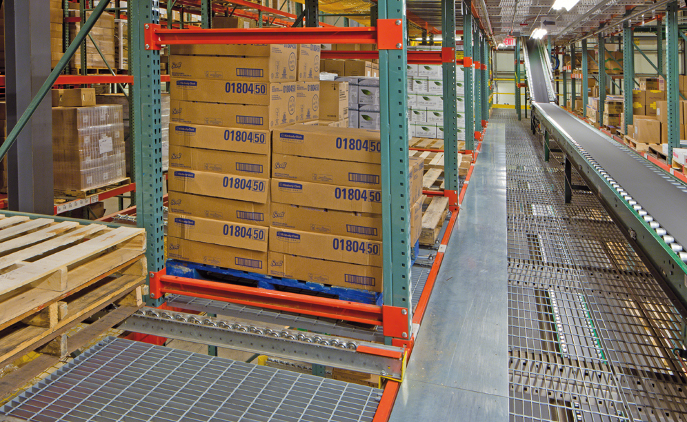 The galvanized safety deck ensures an easy, undamaged course of the pallet to a return lane, and the safety of personnel