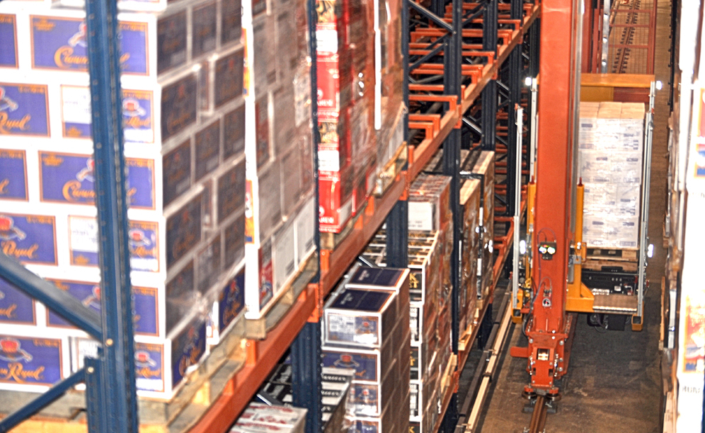 The movements of cranes are controlled by Mecalux’s software ensuring the pallet arrives at the appropriate picking station