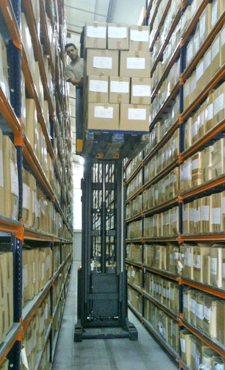 In addition to the Wide Span Shelving, the infrastructure is complemented by a trilateral forklift equipped with a RF terminal
