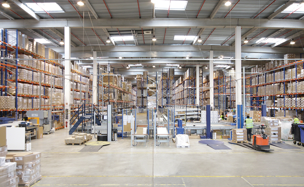 Interlake Mecalux automated a portion of the warehouse with live pallet racking with the pick-to-light system and a conveyor circuit with rollers that joined the prep zone to the sorting and consolidation areas