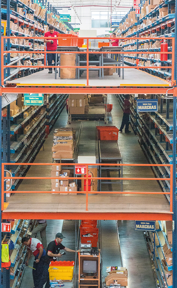 In the central area of the Apymsa warehouse is a huge 29’ high, 321’ long picking block