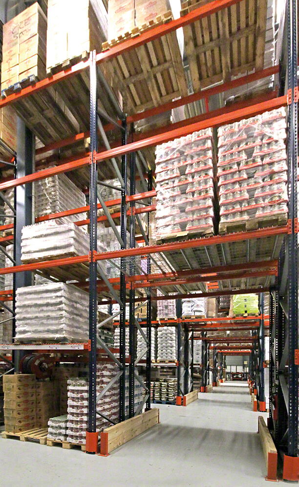 Levels above the racks house reserve palletsand in the lower ones direct picking operations take place
