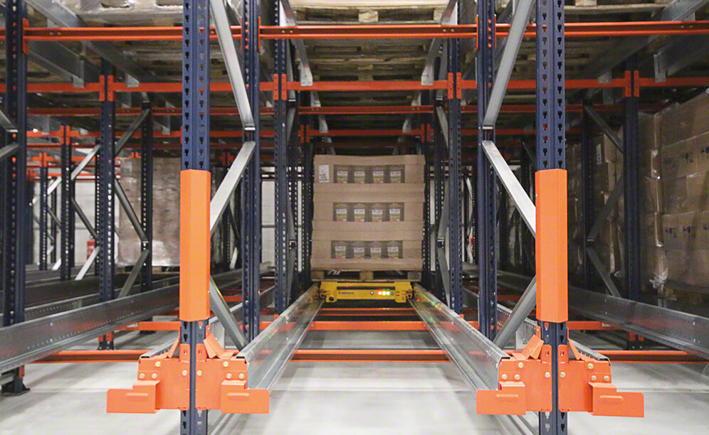 The high-density Pallet Shuttle system at Firat Food holds more than 1,500 pallets, divided over 128 channels that are 33' deep