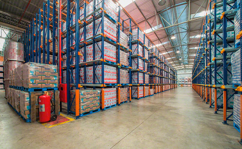 The three blocks of drive-in pallet racks take up the majority of the warehouse surface. Consumer products are housed here, with a multitude of pallets per SKU