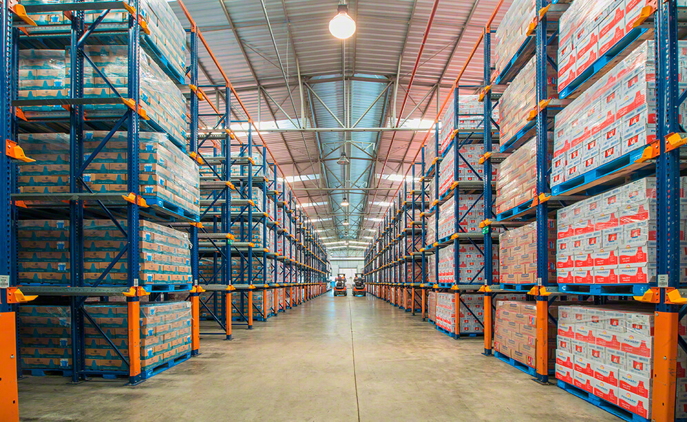Aisles are wide enough to ensure the smooth movements of the handling equipment. Up to two machines can operate safely at a time and undertake the corresponding maneuvers easily