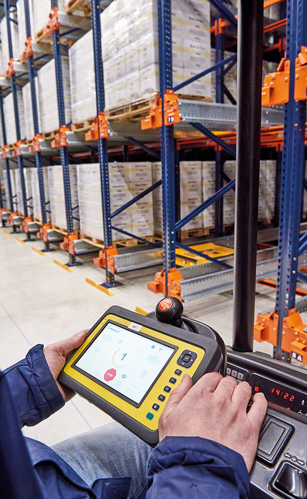 The operator sends movement orders to the Pallet Shuttle by means of a Wi-Fi connected tablet
