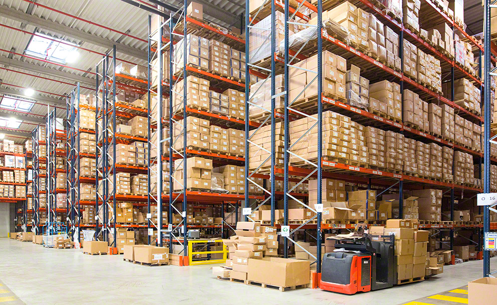 The Interlake Mecalux selective pallet racks provide direct access to pallets