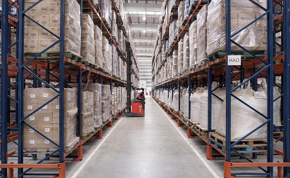 Operators use reach trucks to insert and extract the goods in the single-depth pallet racks