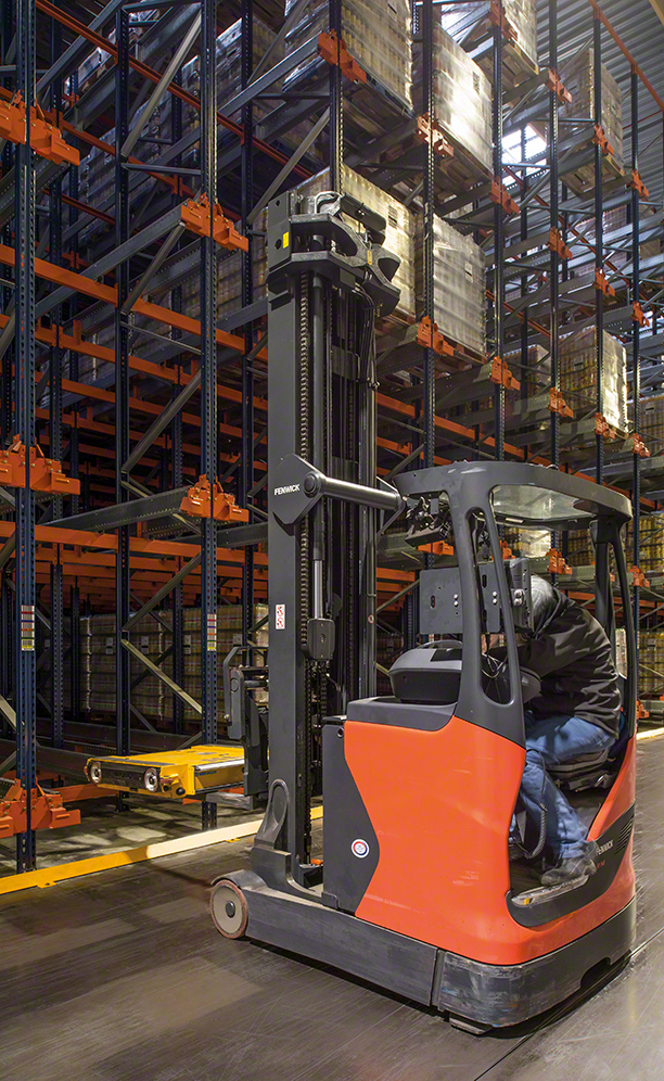 High-density racking with semi-automatic Pallet Shuttle system of Grupo Alainé