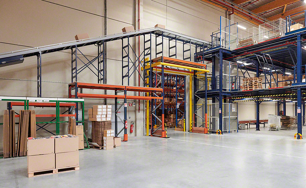The mezzanine floor makes the most of the entire warehouse area