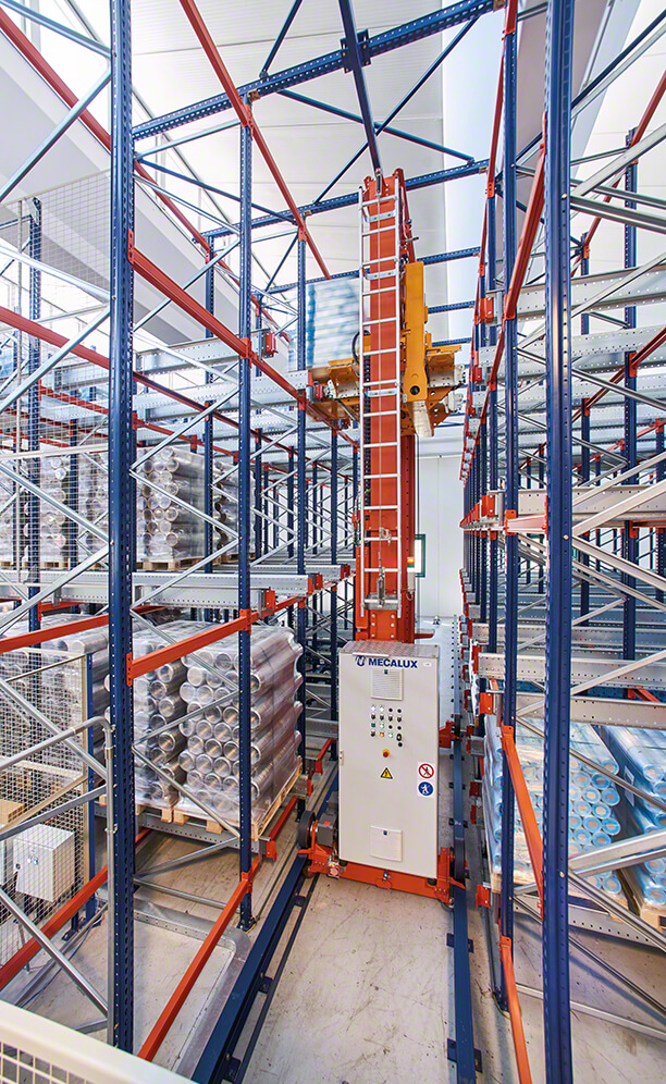 The stacker crane and the Pallet Shuttle insert pallets into their locations