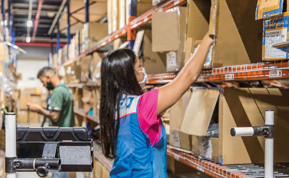 The warehouse supplies 42 physical stores and online customers in Brazil