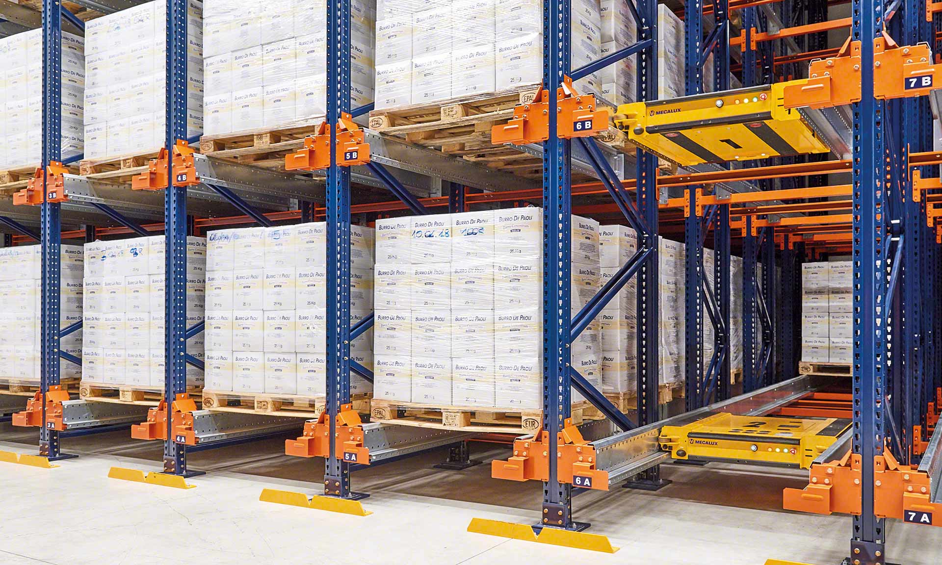 Palletizing consists of placing goods on top of a pallet